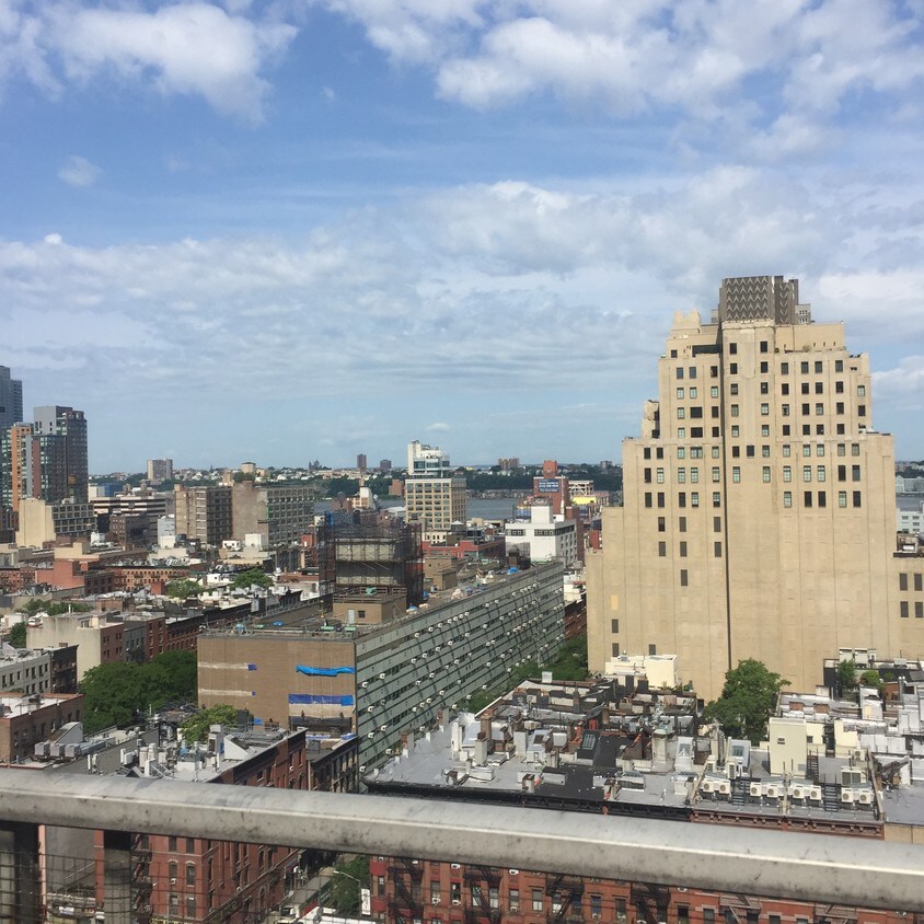 Building Photo - 350 W 51st St