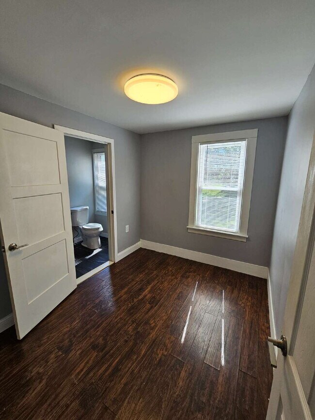 Foto del edificio - Duplex - 2 Bedroom, 2 Full Bathrooms and a 2 Car Garage. Updated Living Space with Hardwood Floor...