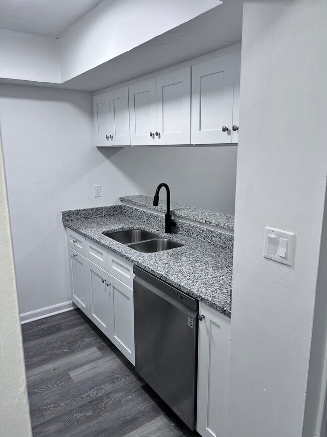 Building Photo - 1724 Wesley Way NW