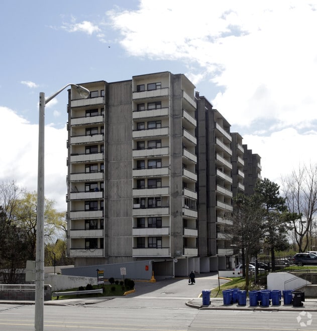 Building Photo - 3967 Lawrence Avenue East