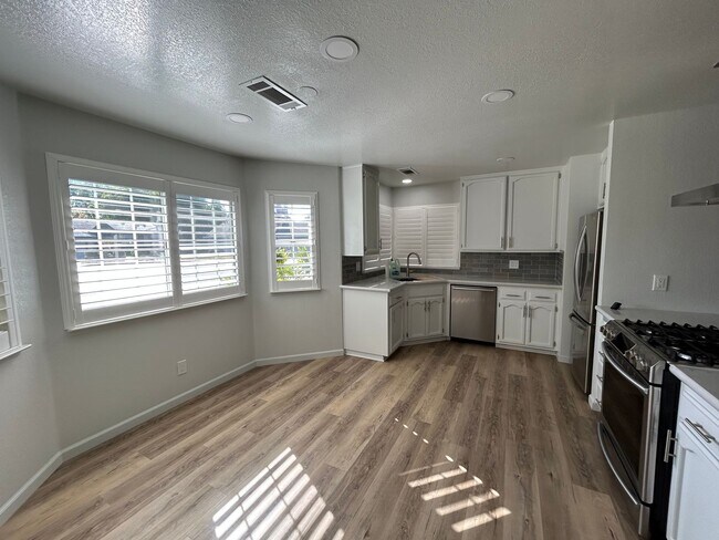 Foto del edificio - 3 Bedroom 2 Bathroom in NW Visalia