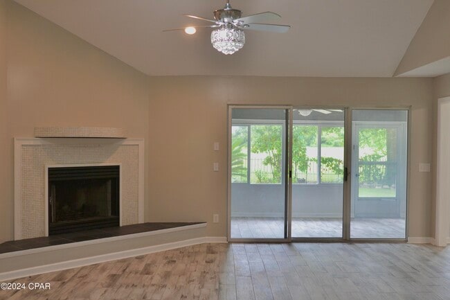Building Photo - 2111 Country Club Dr