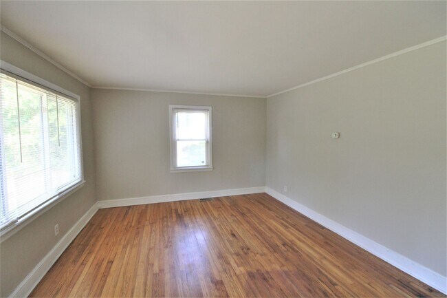 Building Photo - 2 Bedroom home, minutes from Uptown!
