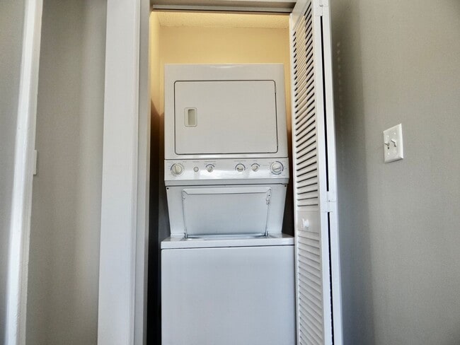 Building Photo - Beautifully Remodeled 2 Bed/2 Bath in Deer...