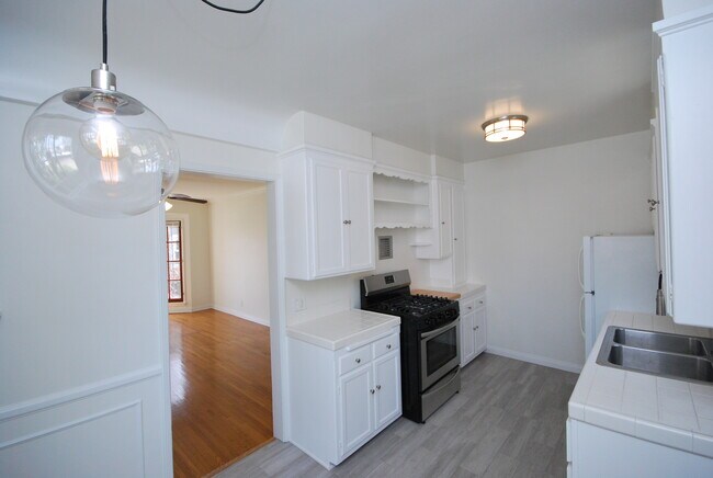 Building Photo - 857 N Citrus Ave