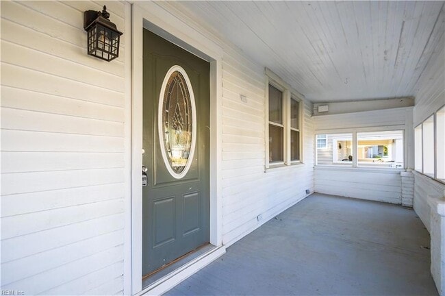 Building Photo - 229 Woodview Ave