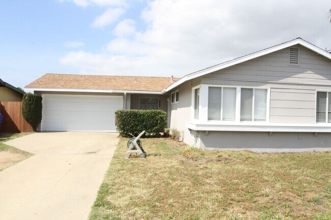 Foto del edificio - 3 Bedroom House in Clairmont - Complete Remodel