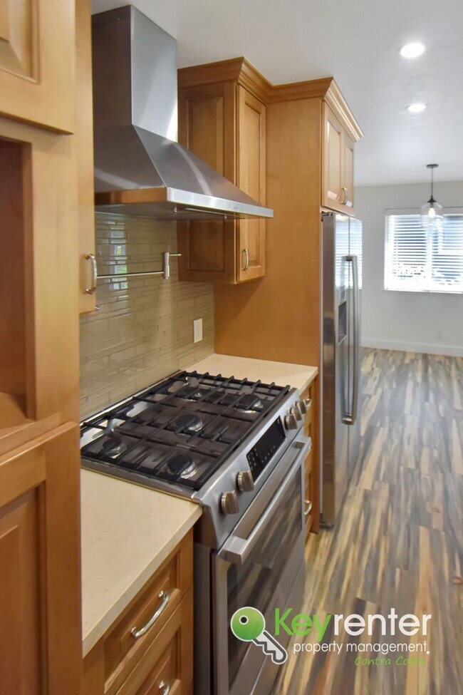 Building Photo - Beautifully Updated 2 Bedroom Condo in Desirable West Pleasanton Foothills