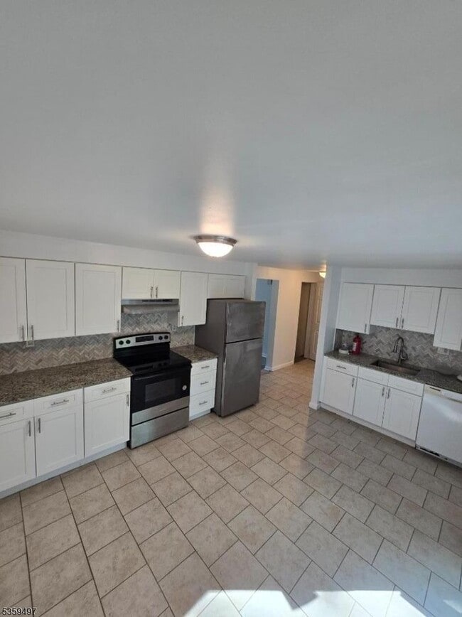 Building Photo - 125 Hemlock Hill