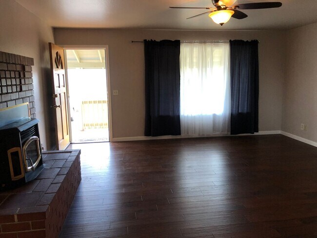 Building Photo - 3 Bedroom in Placerville | Washer & Dryer ...