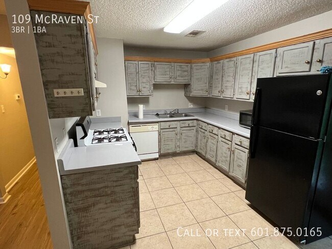 Building Photo - 109 McRaven St