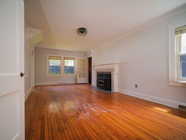 Foto del edificio - "Charming 3-Bedroom Home with Hardwood Floors & 2 Full Baths in Bessemer City – 1758 Sq Ft of Com...
