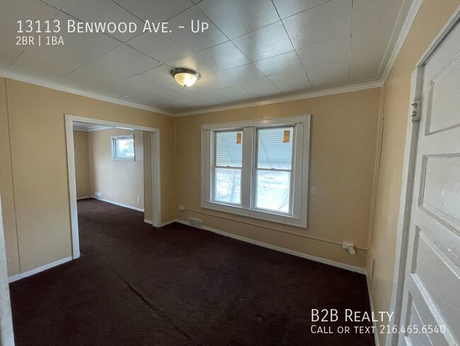 Building Photo - Spacious 2B/1B Upstairs Unit