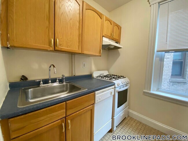 Building Photo - 352 Riverway