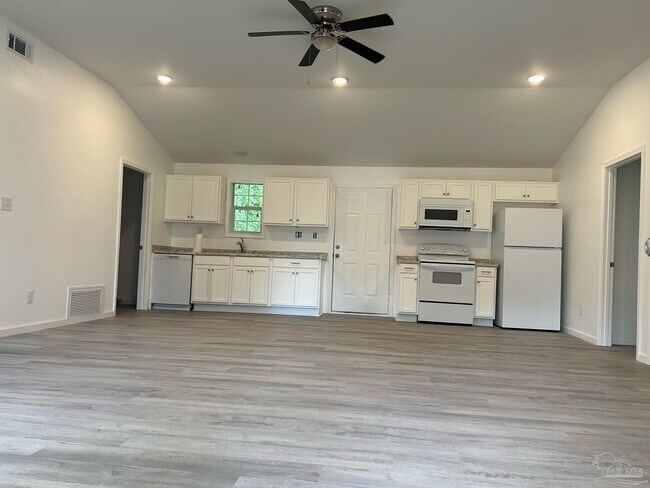 Foto del edificio - 5711 Pine Ln