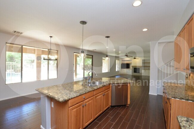 Building Photo - 857 E Carla Vista Dr