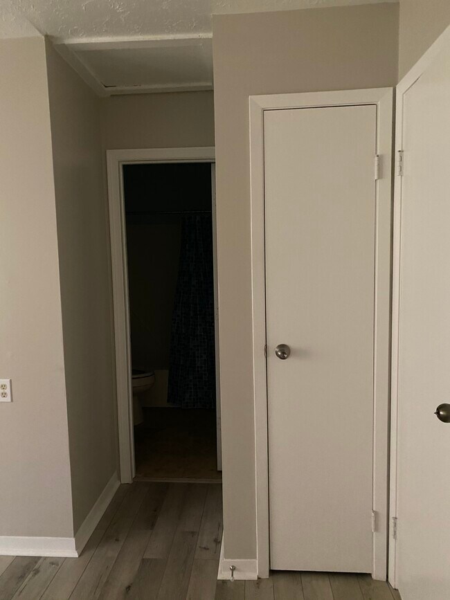 baño - 403 W Boone St
