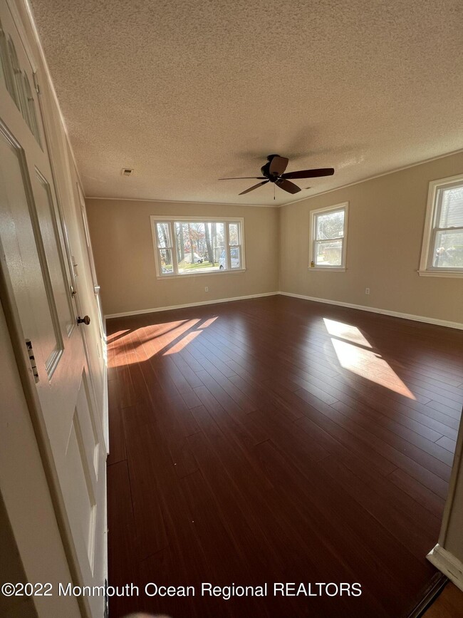 Foto del edificio - 451 Harnell Ave