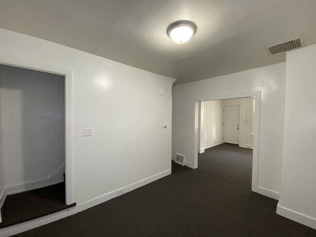 Building Photo - 320 N Newberry St