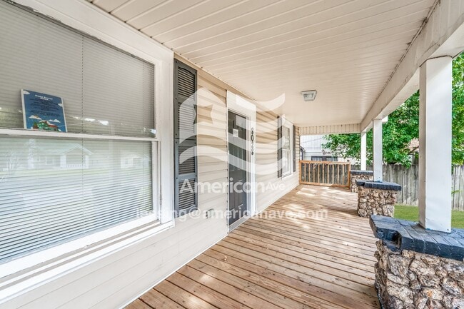 Foto del edificio - 8028 Rugby Ave
