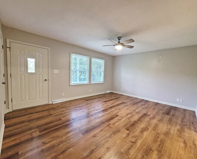 Foto del edificio - 8600 Reedy Creek Rd