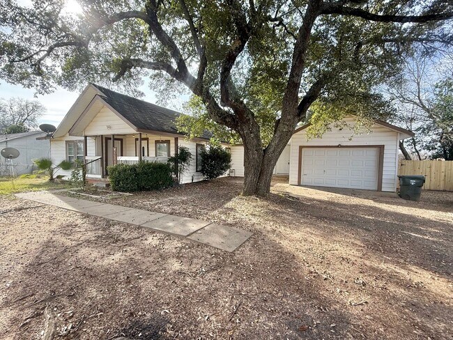 Foto del edificio - Updated 4 bedroom!