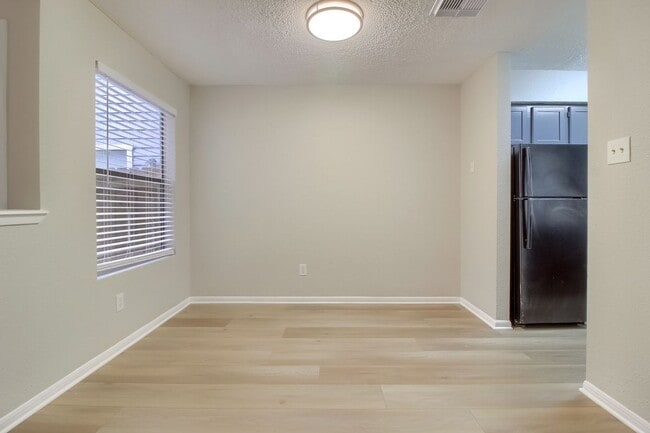 Foto del edificio - 8810 Schick Rd