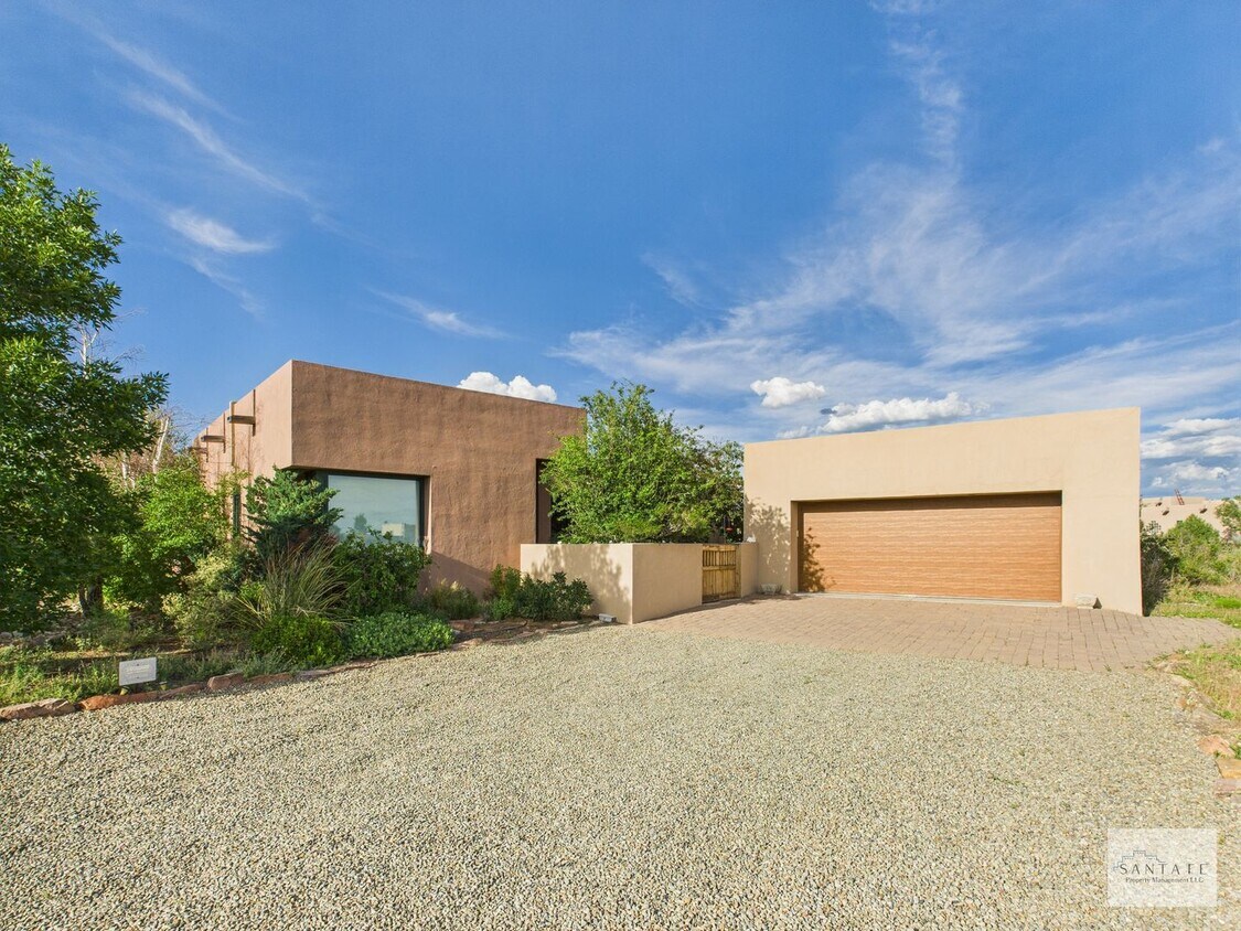Primary Photo - Stylish Home in Eldorado | Furnished or Un...