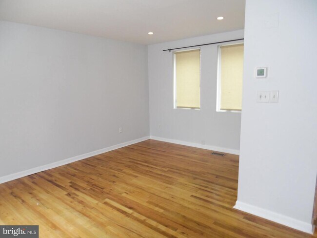 Foto del edificio - 220 S Sartain St