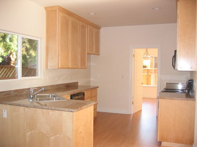 Building Photo - 400 Cypress Ave