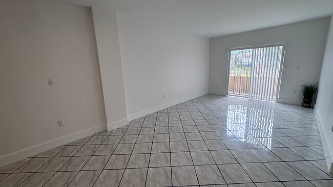 Foto del edificio - 6090 W Flagler St