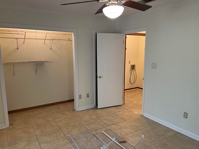 Foto del edificio - 333 Whetherbine Way E