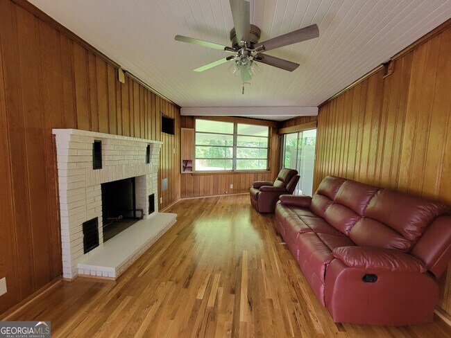 Building Photo - 2070 Black Fox Dr NE