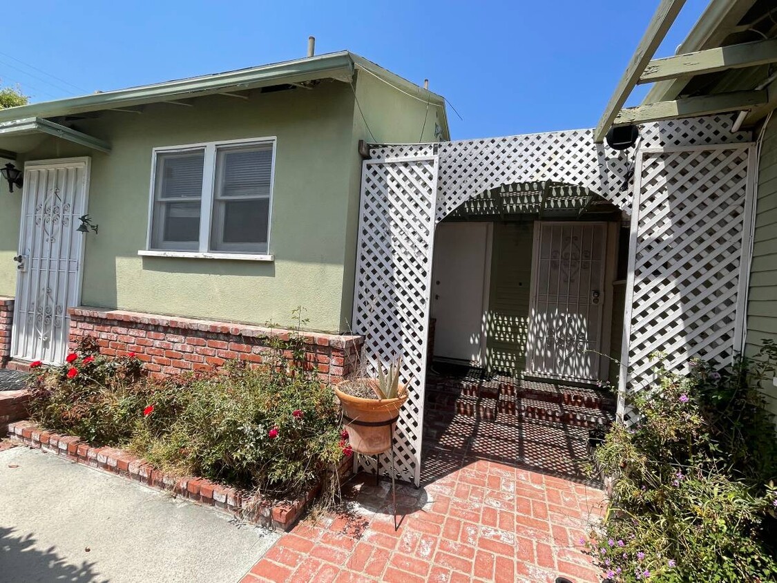 Primary Photo - 2221 Wellesley Ave