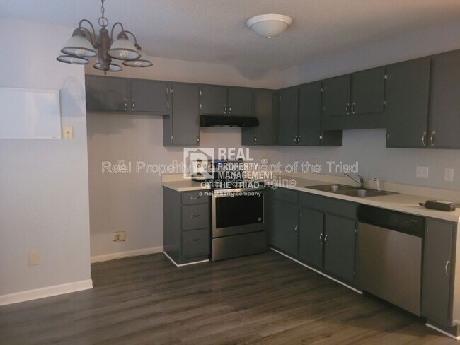 Building Photo - 153 Westmont Dr