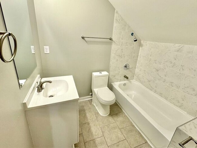 Foto del edificio - Southeast Memphis-5 Bedroom 3 Bath With Di...