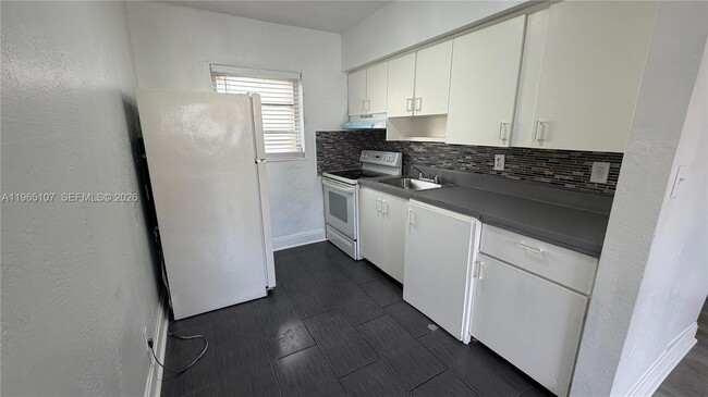 Foto del edificio - 6300 Miramar Pkwy