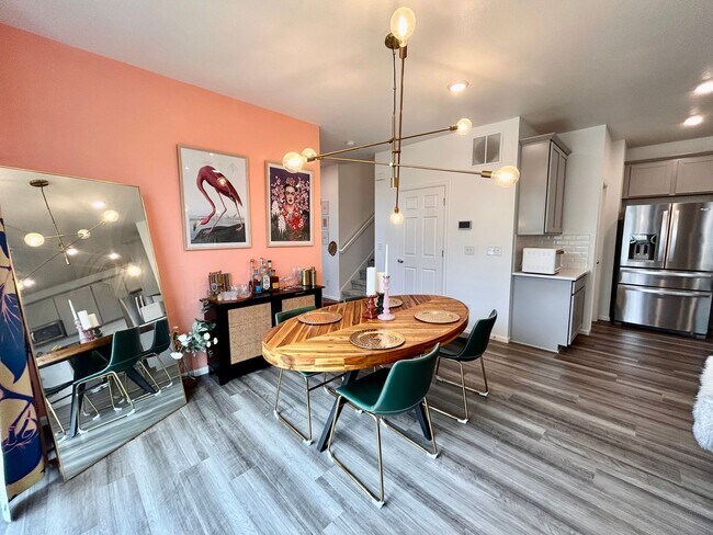 Building Photo - Spacious & Stylish Home in a Tranquil Setting