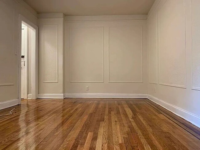 Building Photo - "Chic Urban Retreat: Cozy 1-Bedroom Condo in Vibrant Astoria!"
