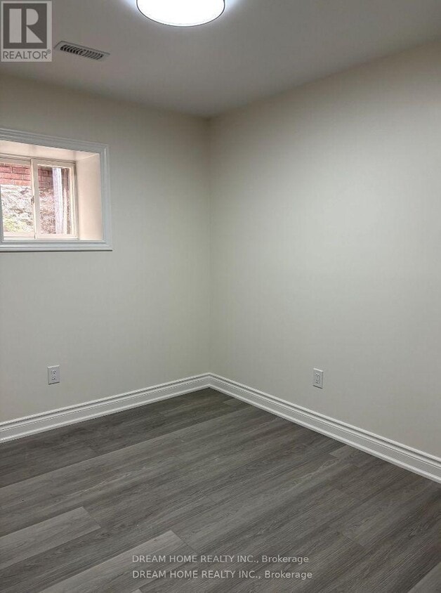 Photo du bâtiment - 643-643 Bathurst St