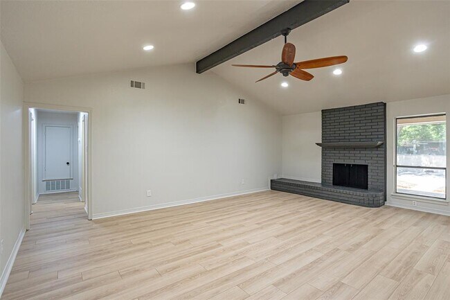 Building Photo - 308 Hidden Valley Dr