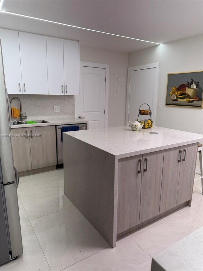 Building Photo - 8780 Azalea Ct