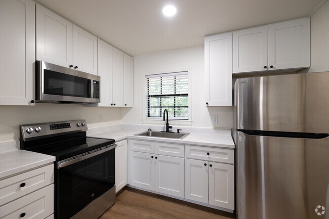 2BR, 1BA - 750SF - Kitchen - Timber Ridge