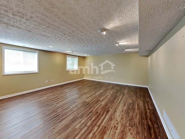 Building Photo - 422 Sunridge Dr