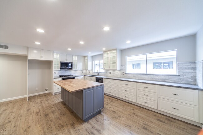 Foto del edificio - 5278 Lindley Ave