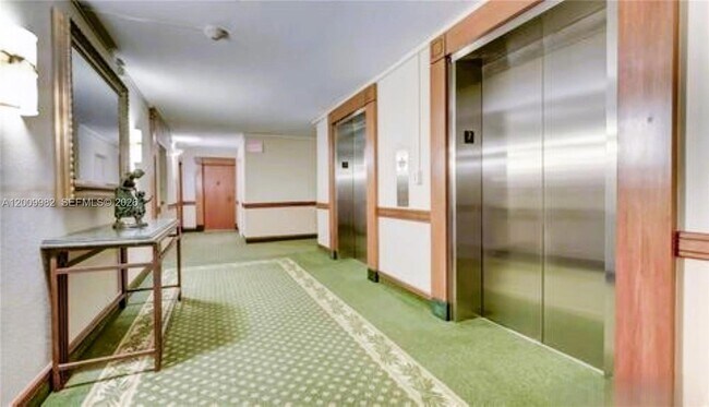 Foto del edificio - 5555 Collins Ave
