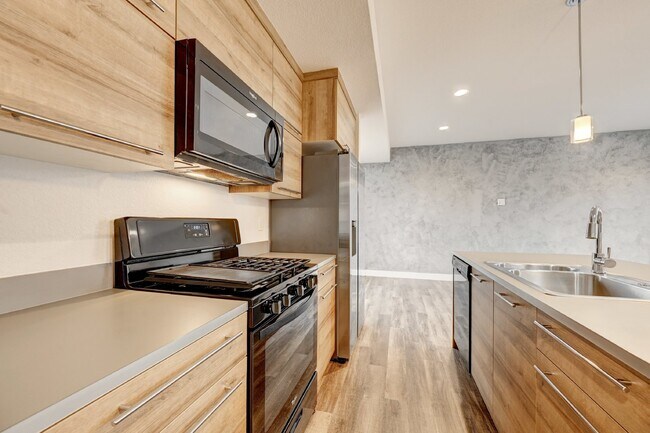 Foto del edificio - $2,655.95- 3 bed, 3.5 bath located in Lakewood with AC, and In Unit Laundry!