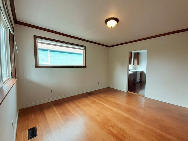 Building Photo - North End 2 full bedrooms plus bonus rooms / den / office space