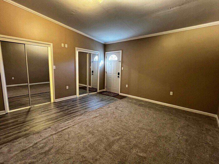 Building Photo - 3 bedroom House with Fenced in yard!