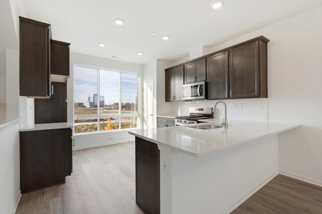 Building Photo - 1320 Lakepointe Dr